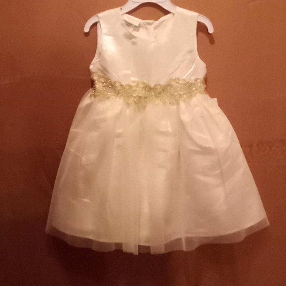 Cute white girl dress with gold belt. 4T